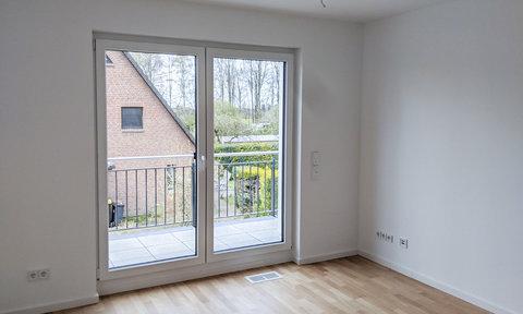 Schlafzimmer mit Balkon im Doppelhaus in Ahrensburg Schlafzimmer mit Balkon im Doppelhaus in Ahrensburg