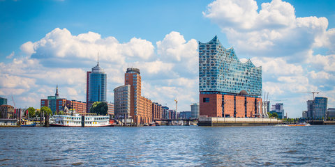 Hamburger Hafen mit Blick auf die Elbphilharmonie Hamburger Hafen mit Blick auf die Elbphilharmonie
